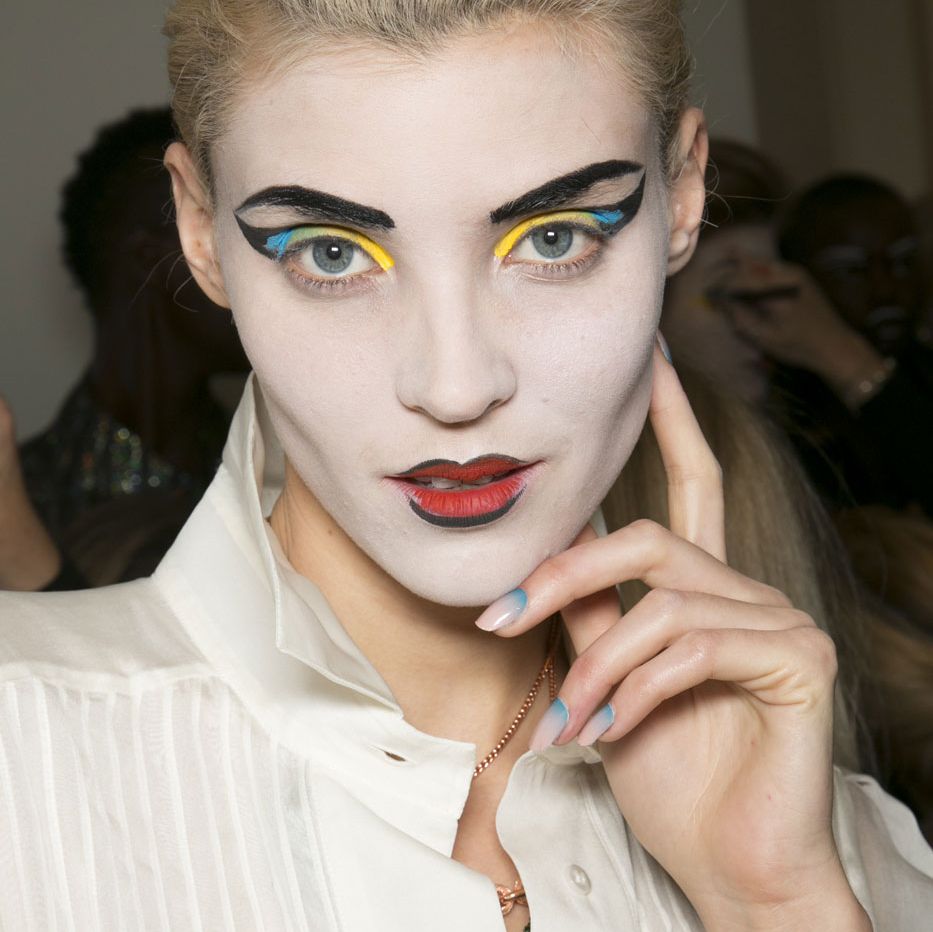 Τολμηρό ή απλώς άσχημο; To tribal μακιγιάζ της Westwοod